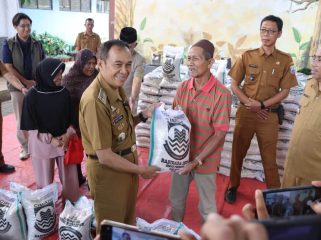 Penyerahan bantuan Beras Sejahtera Daerah (Rastrada) Termin II Tahun 2026 oleh Walikota Cimahi.