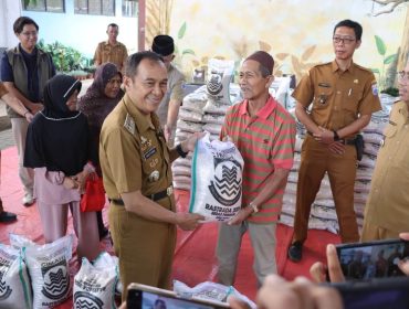 Penyerahan bantuan Beras Sejahtera Daerah (Rastrada) Termin II Tahun 2026 oleh Walikota Cimahi.