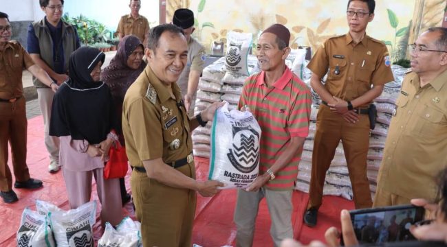 Penyerahan bantuan Beras Sejahtera Daerah (Rastrada) Termin II Tahun 2026 oleh Walikota Cimahi.