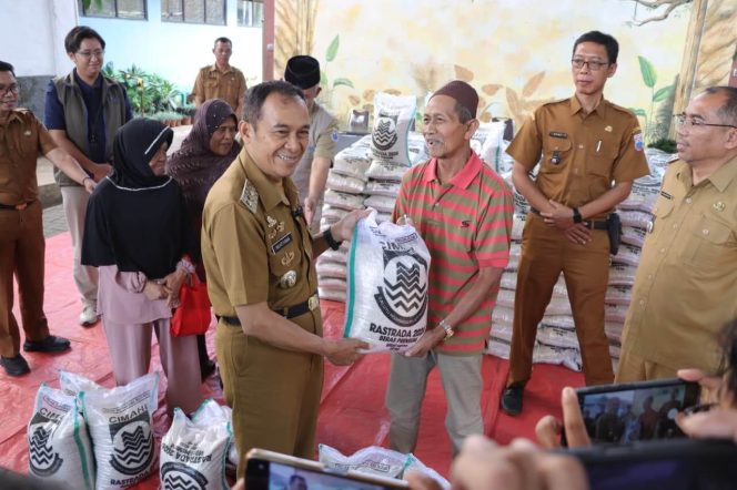 Penyerahan bantuan Beras Sejahtera Daerah (Rastrada) Termin II Tahun 2026 oleh Walikota Cimahi.