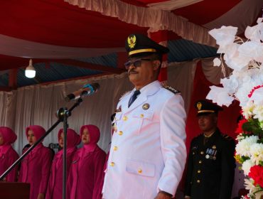 Kepala Distrik Bomberay, Muhammad Heremba saat memimpin upacara memperingati Hari Ulang Tahun (HUT) ke-81 Kemerdekaan Republik Indonesia.