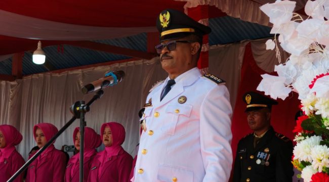 Kepala Distrik Bomberay, Muhammad Heremba saat memimpin upacara memperingati Hari Ulang Tahun (HUT) ke-81 Kemerdekaan Republik Indonesia.