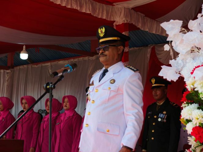 Kepala Distrik Bomberay, Muhammad Heremba saat memimpin upacara memperingati Hari Ulang Tahun (HUT) ke-81 Kemerdekaan Republik Indonesia.