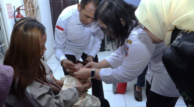 Wali Kota Cimahi, Ngatiyana saat memberikan imunisasi kepada balita.