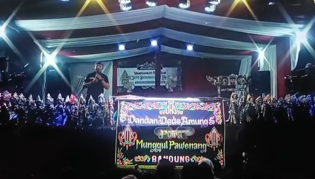 Ketua RW 14 Babakan Sari, Dedi, saat memberikan sambutan pada Peringatan hari jadi ke-76 Babakan Sari, Kelurahan Babakan Sari.
