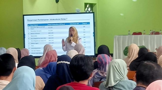 Wakasek kesiswaan SMPN 1 Margahayu Wiwik Sulastri, M.M.,.