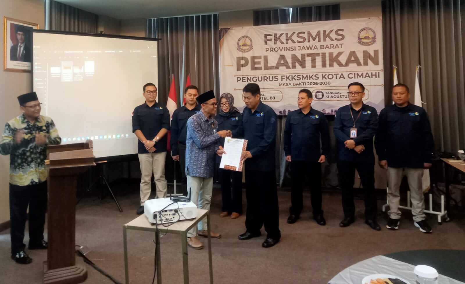 Pelantikan pengurus FKKSMKS Kota Cimahi yang dilaksanakan di Hotel 88 jalan Cirangrang Kopo Bandung, Senin (31/08/2026)..