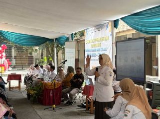 Kepala SMPN 4 Cimahi Susi Budiwati, S.Pd., M.Pd., saat memberikan sambutan pada kegiatan Sosialisasi Program Sekolah dan Parenting orang tua siswa tahun ajaran 2026/2027 yang dilaksanakan di kampus SMPN 4 Cimahi.