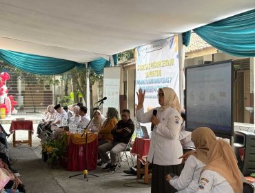 Kepala SMPN 4 Cimahi Susi Budiwati, S.Pd., M.Pd., saat memberikan sambutan pada kegiatan Sosialisasi Program Sekolah dan Parenting orang tua siswa tahun ajaran 2026/2027 yang dilaksanakan di kampus SMPN 4 Cimahi.