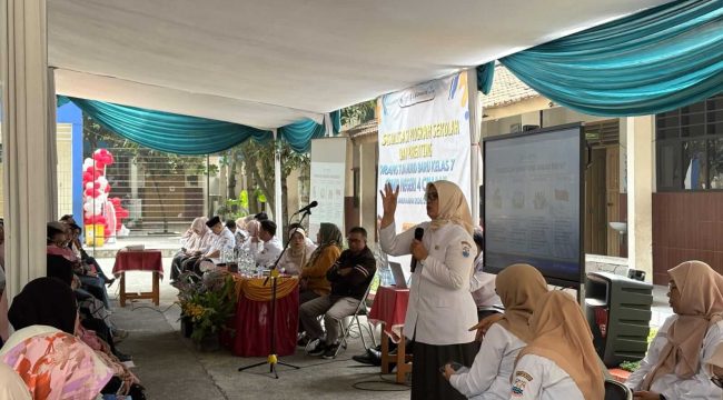 Kepala SMPN 4 Cimahi Susi Budiwati, S.Pd., M.Pd., saat memberikan sambutan pada kegiatan Sosialisasi Program Sekolah dan Parenting orang tua siswa tahun ajaran 2026/2027 yang dilaksanakan di kampus SMPN 4 Cimahi.