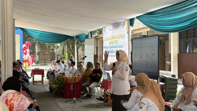 Kepala SMPN 4 Cimahi Susi Budiwati, S.Pd., M.Pd., saat memberikan sambutan pada kegiatan Sosialisasi Program Sekolah dan Parenting orang tua siswa tahun ajaran 2026/2027 yang dilaksanakan di kampus SMPN 4 Cimahi.