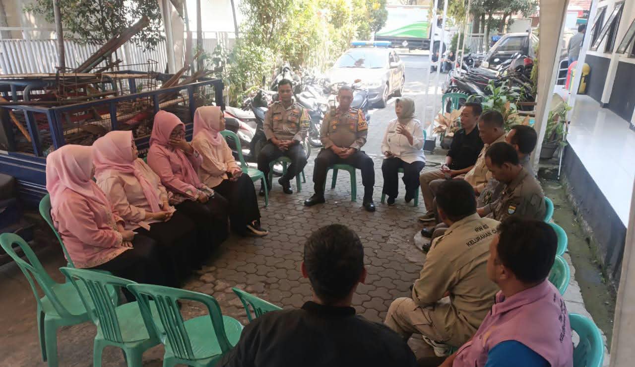 Kapolsek Bandung Kulon Kompol. Yusuf T, S.H., M.H., melaksanakan kegiatan kumpul bersama warga di Kelurahan Cijerah, Kecamatan Bandung Kulon, Kota Bandung.