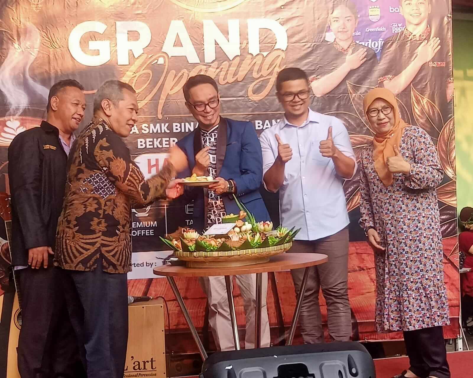 Pemotongan tumpeng grand opening BW Cafe.