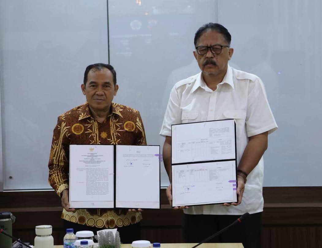 Penandatanganan nota kesepakatan oleh Wali Kota Cimahi Ngatiyana dan Direktur Poltekesos Bandung Suharma di Ruang Rapat Dinas Kependudukan dan Pencatatan Sipil pada Mal Pelayanan Publik (MPP) Kota Cimahi.