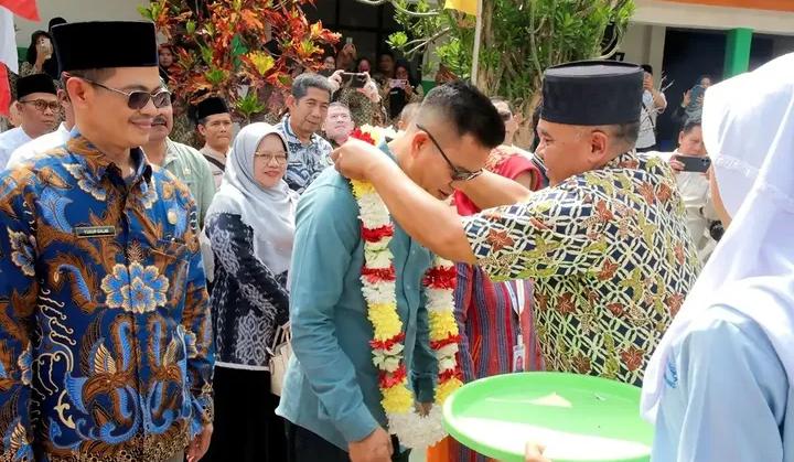 Bupati Bandung, Kang Dadang Supriatna, menghadiri Open House Sekolah Hasil Revitalisasi dan Penerima PID (Digitalisasi Pembelajaran) serta Sekolah Nasional Terintegrasi (SNT).