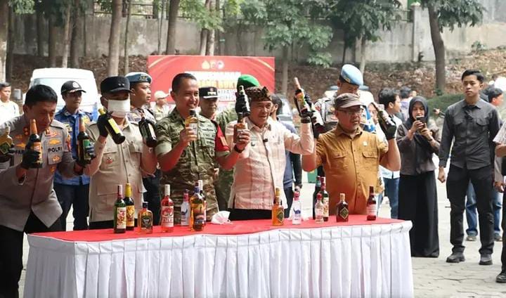 Pemusnahan ribuan barang bukti hasil penindakan bersama Jajaran Forum Koordinasi Pimpinan Daerah (Forkopimda) Kota Cimahi dan Kabupaten Bandung Barat.