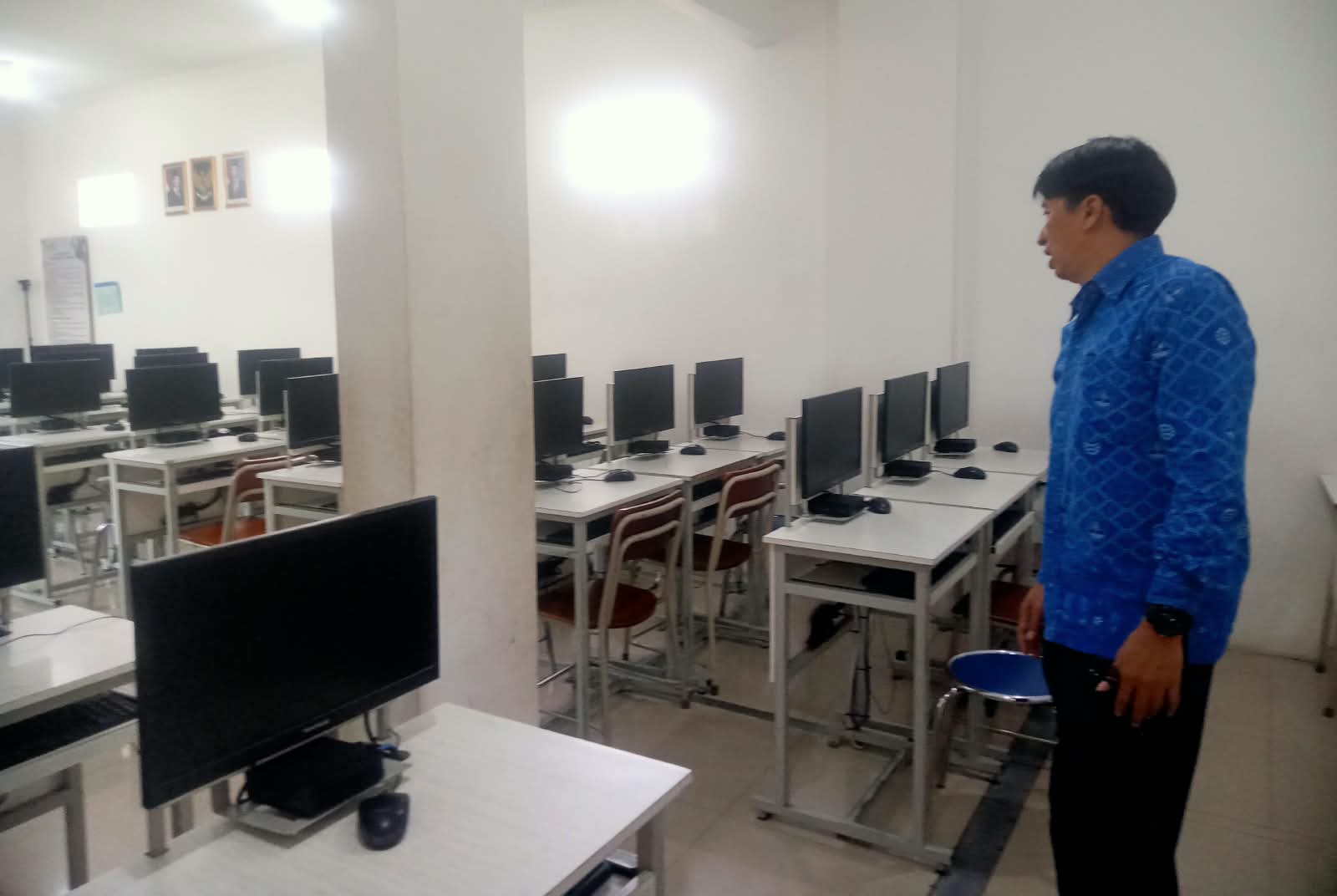 Kepala SMK Pasundan 1 Bandung Fikri Rahadian, S.Pd., M.M., saat meninjau ruangan untuk persiapan pelaksanaan Tes Kemampuan Akademik (TKA) gelombang 2.