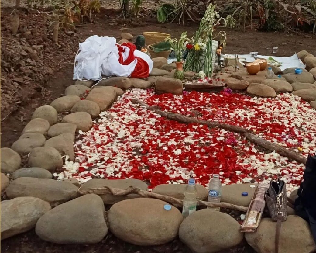 Makam Ibu Ratu Inten Nawang Wulan Istri Dari Eyang Prabu Guru Aji Putih.