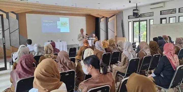 Kakanwil Kemham Jabar, Hasbullah Fudail saat menjadi pembicara dalam kegiatan penguatan kapasitas HAM bagi guru dan jajaran manajemen SMKN 9 Bandung.