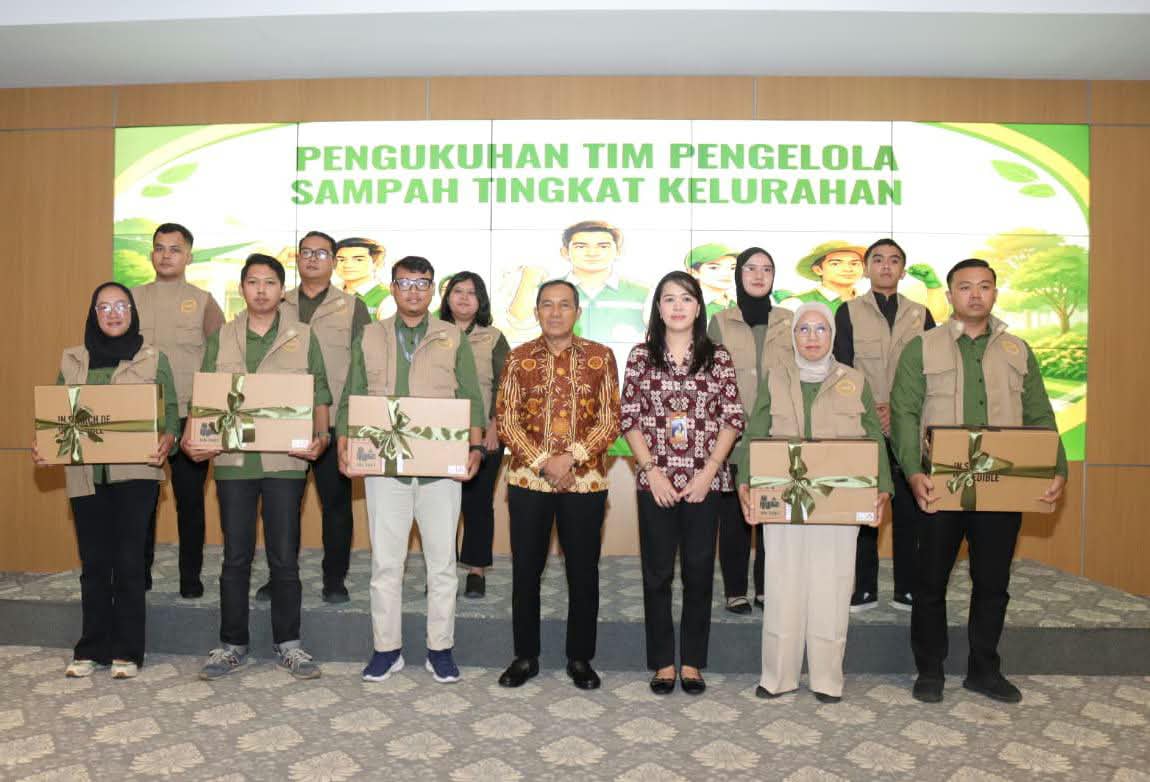 Pengukuhan Tim Pengelola sampah tingkat kelurahan.